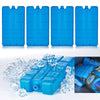Quatre blocs de glace gélifiée bleus réutilisables alignés et un amas de glaçons transparents.