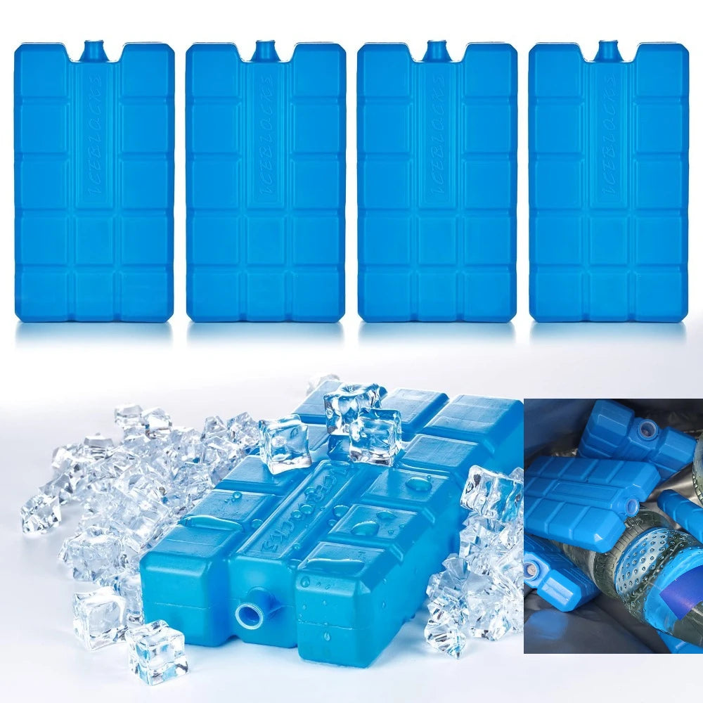 Quatre blocs de glace gélifiée bleus réutilisables alignés et un amas de glaçons transparents.