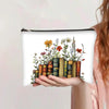 Bolsa de almacenamiento cosmético beige con cremallera llena de flores secas y libros apilados.