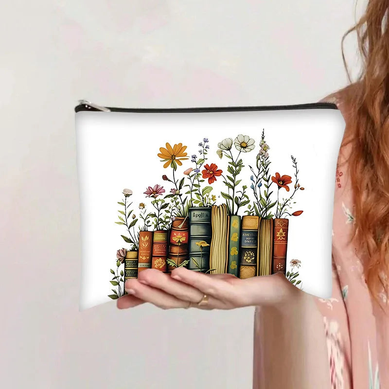 Bolsa de almacenamiento cosmético beige con cremallera llena de flores secas y libros apilados.