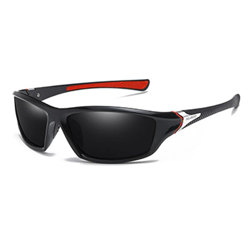 Gafas deportivas polarizadas negras con correa de acento naranja, mostradas contra un fondo blanco.