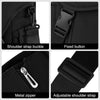 Gros plan d'une housse pour ordinateur portable noire avec boucle de sangle, bouton fixe, fermeture éclair métallique et sang