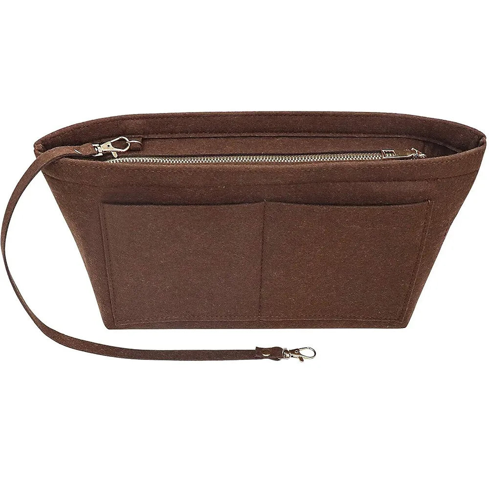 Bolsa cosmética de fieltro marrón con cremallera y correa para organizar bolsos.