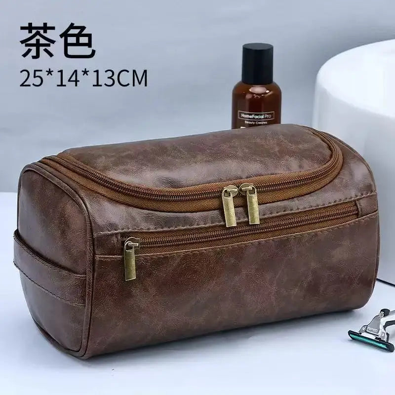 Braune Vintage-PU-Leder-Toiletten-Tasche mit Reißverschluss und Hängeorganizer neben einer kleinen Glasflasche.