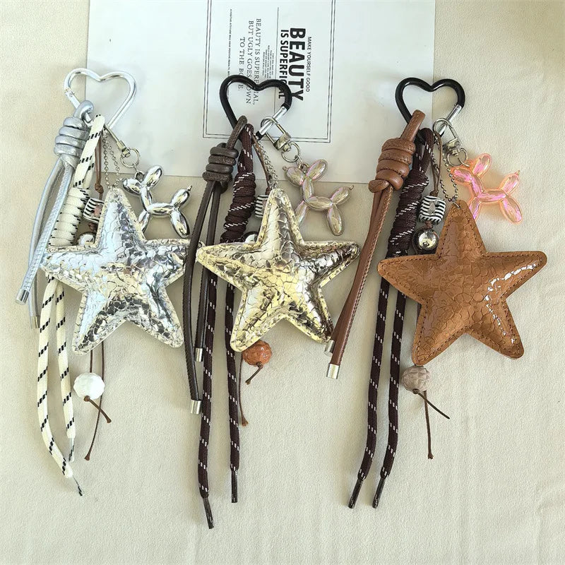 Collection de porte-clés boules Y2K esthétiques avec charms d'étoiles et d'animaux sur fils en cuir et perles.