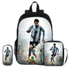 Schwarzer Rucksack mit Fußballspieler-Grafik vorne und passender Bleistift-Etui.