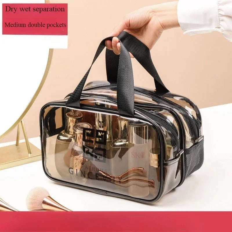 Una bolsa reutilizable transparente con correas negras y dos bolsillos medianos junto a un objeto de color dorado.