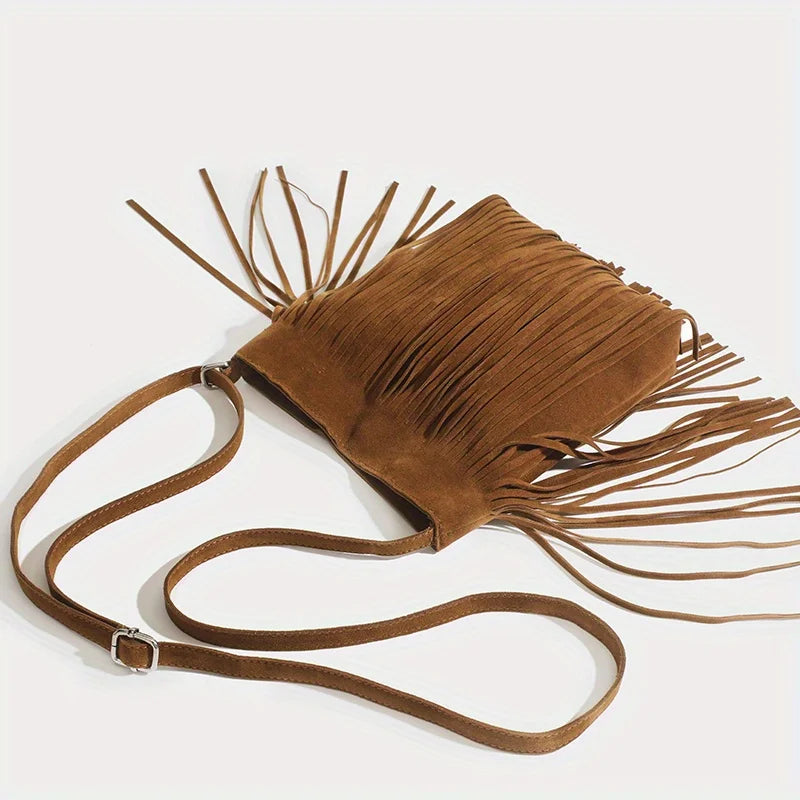 Bolso cruz de borla marrón boho con detalles de flecos largos.