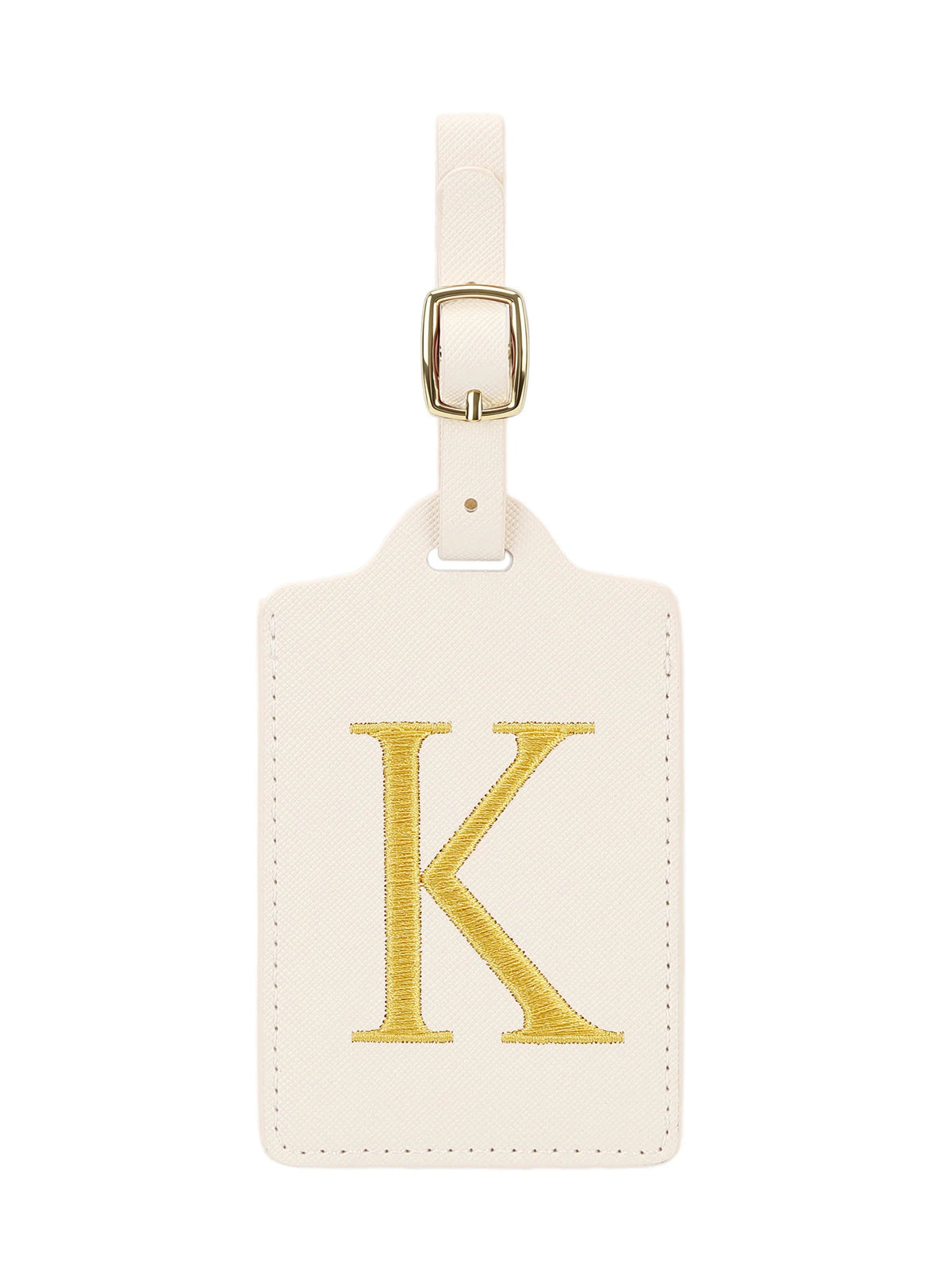 Étiquette de bagage rectangulaire en cuir beige avec un K brodé en or et un clip métallique argenté.