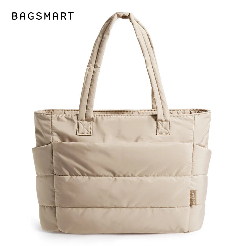 Sac fourre-tout matelassé beige avec poignées rembourrées, sur fond blanc.