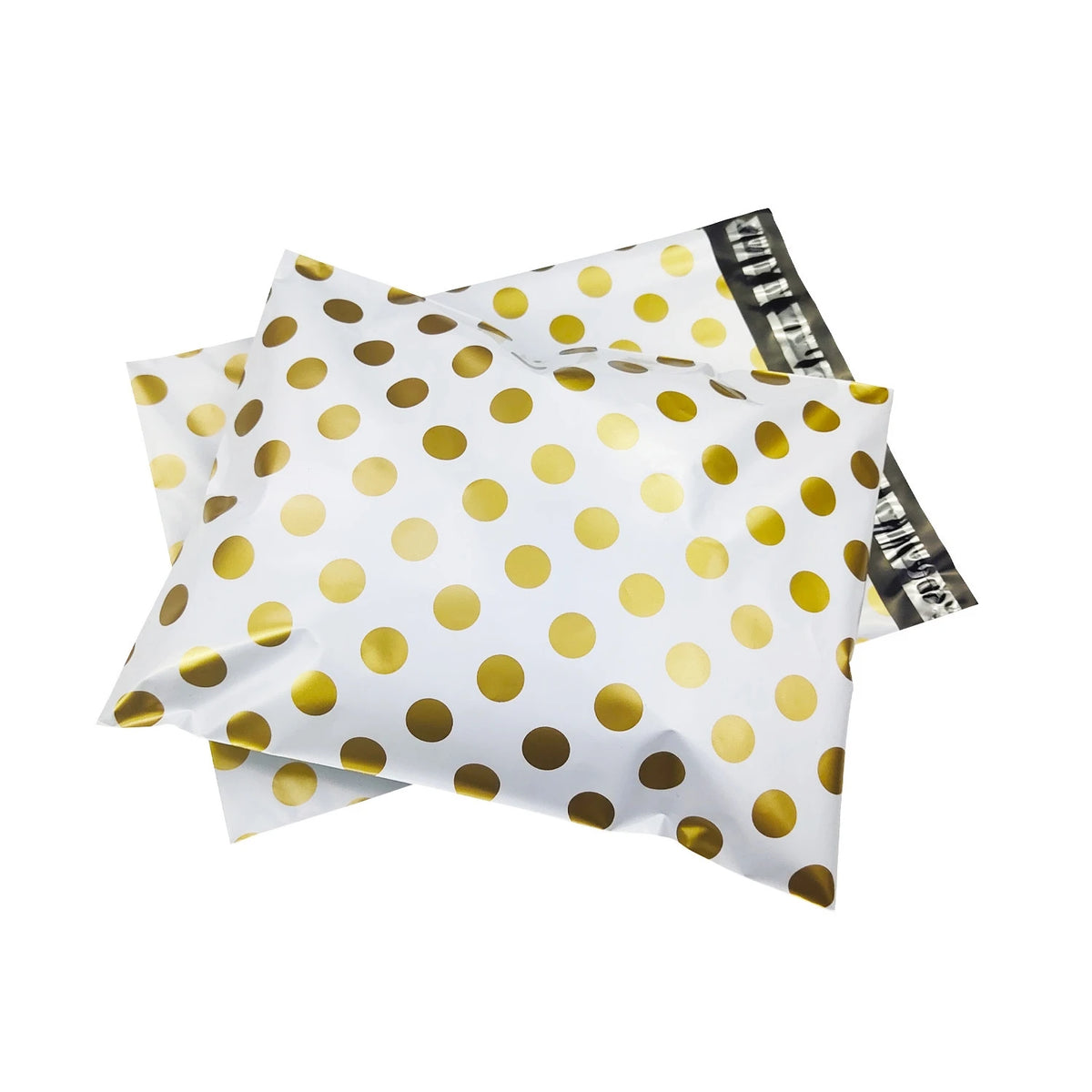 Une pile de sacs postaux blancs à pois dorés et un sceau noir visible sur le dessus.