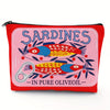 Rote durchsichtige Tasche mit einer Grafik von Sardinen und dem Text in reinem Olivenöl