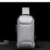 Graue Designer Anti-Diebstahl-Crossbody-Slingbag vor schwarzem Hintergrund