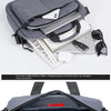 Mochila horizontal gris oscuro para hombro mostrada en varias configuraciones y contextos de uso.