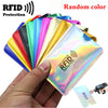 Una mano sostiene una pila de fundas para tarjetas bloqueadoras RFID coloridas y un chip RFID.