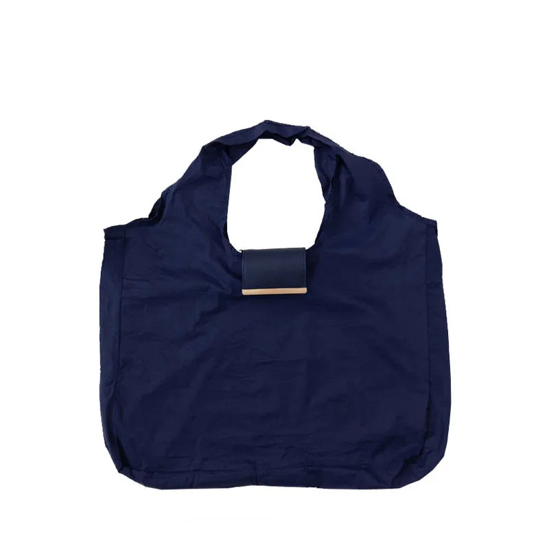 Sac de courses pliable en nylon marine avec un accent en cuir rectangulaire