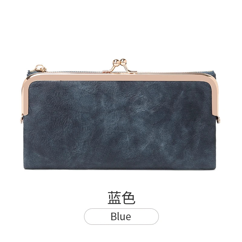 Dunkelblaue Lederclutch mit goldfarbenem Verschluss gegen weißen Hintergrund.
