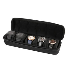 Estuche organizador de relojes de viaje multi-ranura negro con forro suave mostrando varios relojes de pulsera.