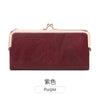 Maroones Lederclutch-Wallet mit goldfarbenen Zierdetails vor weißem Hintergrund.
