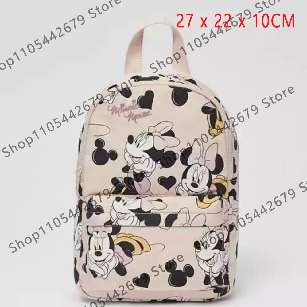 Mochila de peluche rosa con dibujo de ratón pato y personajes de Disney.
