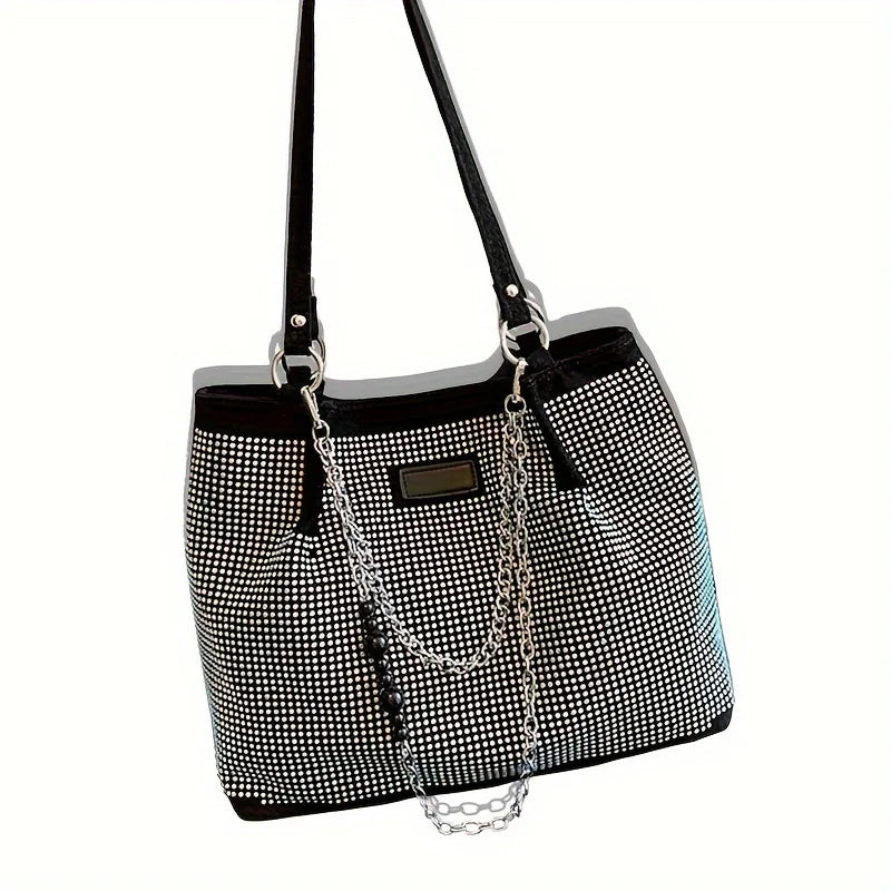 Schwarze Glitzer-Rhinestone-Ketten-Shoulderbag mit rechteckigem silbernem Plakendetail.