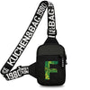 Schwarze Leinenchesttasche mit weißer Schrift und grüner Initialverzierung vorne