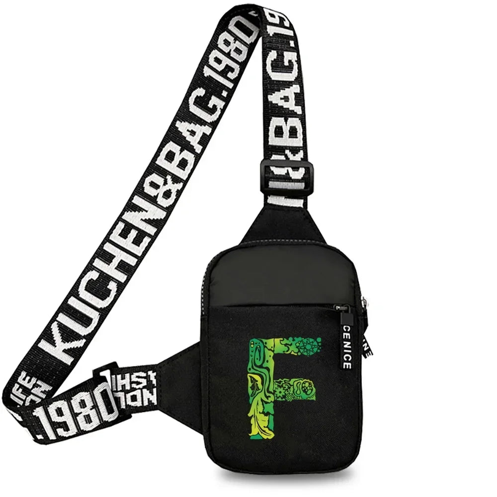 Schwarze Leinenchesttasche mit weißer Schrift und grüner Initialverzierung vorne
