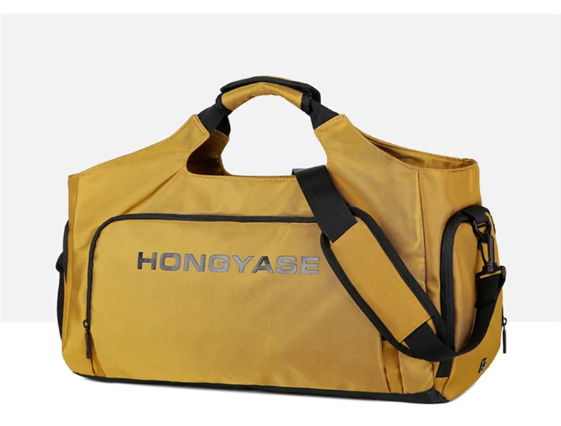 حقيبة سفر (دوفل) بلون التان بأحزمة سوداء وشعار يحمل كلمة HONGYASE.