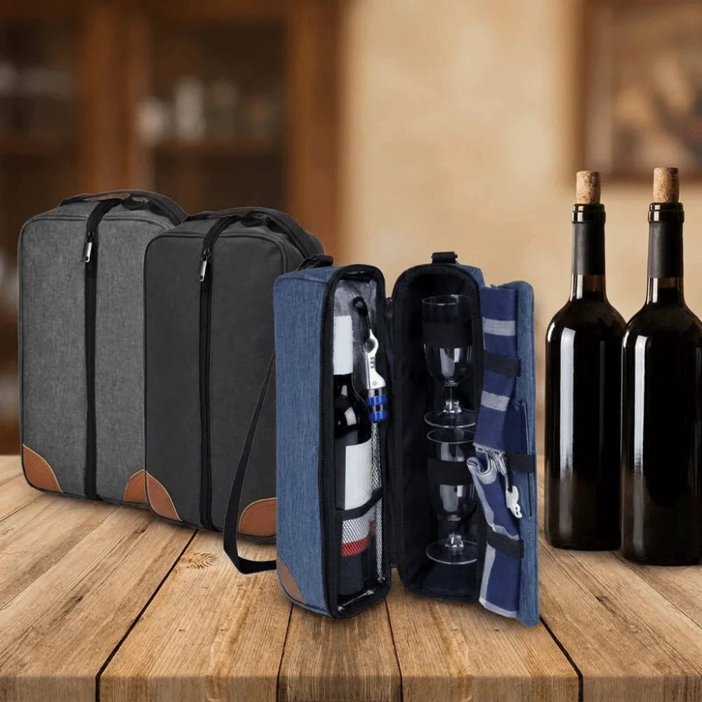 Un juego de bolsas aislantes para vino negras y azules sobre una superficie de madera.