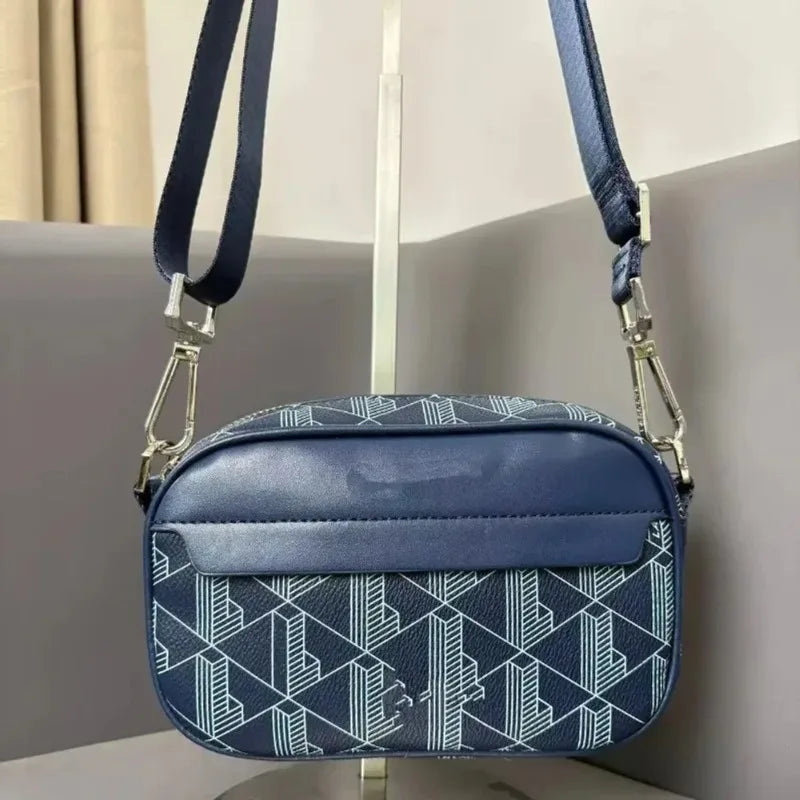 Dunkelblaue Kunstleder-Umhängetasche für Herren mit weißem geometrischem Muster und Trageriem.