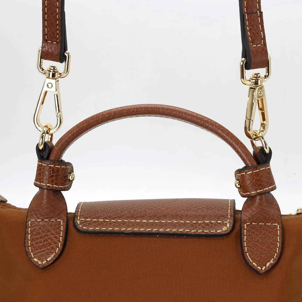 Kit de correa de cuero marrón con herrajes dorados y solapa rectangular para bolsos mini.