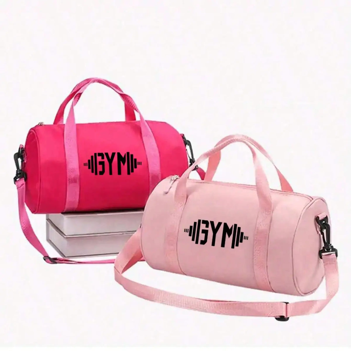 Sac de sport rose avec poignée et sangle sur fond blanc.