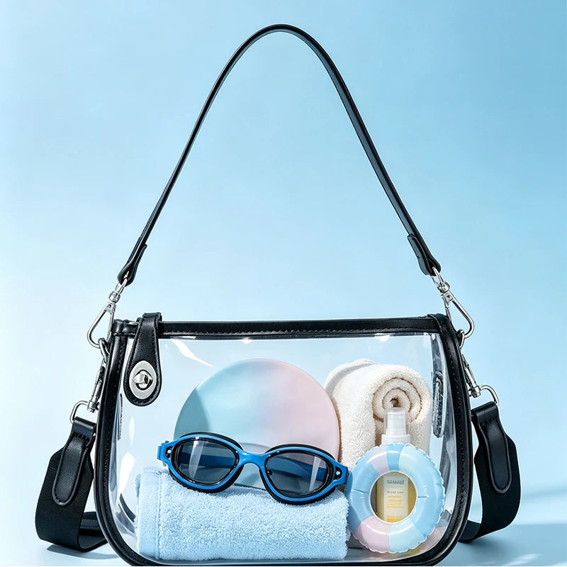 Sac à l'épaule en PVC transparent rempli de serviettes et de lunettes bleues.