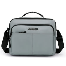 Mallette de travail professionnelle grise imperméable pour hommes avec sangles noires et étiquette en cuir.