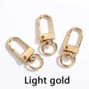 Ein Paar goldfarbener Metall-Swivel-Haken für Taschen und Gürtel.