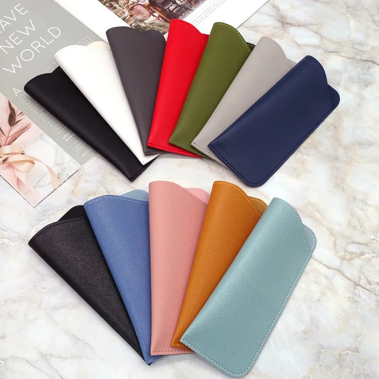 Colección de fundas para gafas de cuero PU en varios colores como negro, rojo, verde, beige y azul.