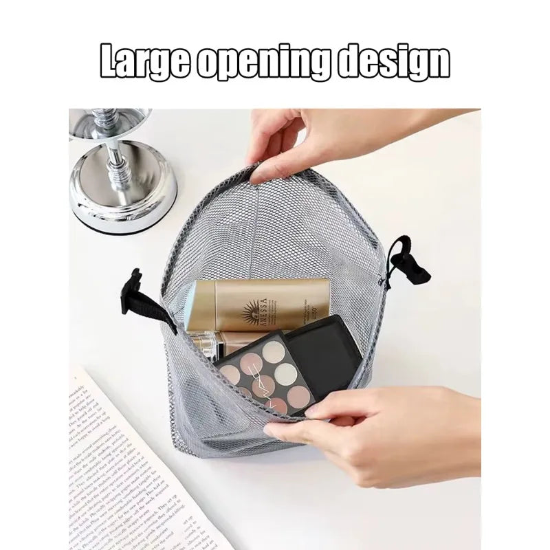 Une main ouvre un grand sac de rangement à cordon en filet, révélant divers petits objets à l'intérieur.