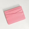 Porte-cartes en cuir véritable rose avec gravure personnalisée, vue de dessus.
