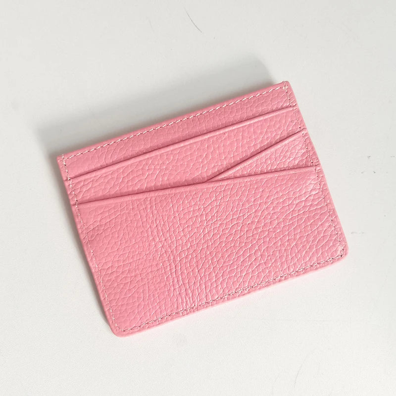 Porte-cartes en cuir véritable rose avec gravure personnalisée, vue de dessus.