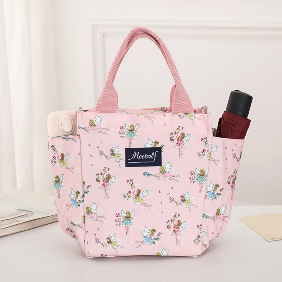 Una lonchera térmica rosa con estampado floral junto a una bolsa marrón oscura.