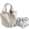 Helles beiges Leder-Bucket-Bag mit Reißverschluss und passender Schnurtasche.