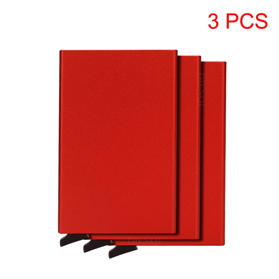 Tres carteras de tarjetas RFID rojas y credenciales apiladas.
