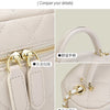 Gros plan d'un mini sac bandoulière en cuir beige matelassé avec quincaillerie et coutures dorées