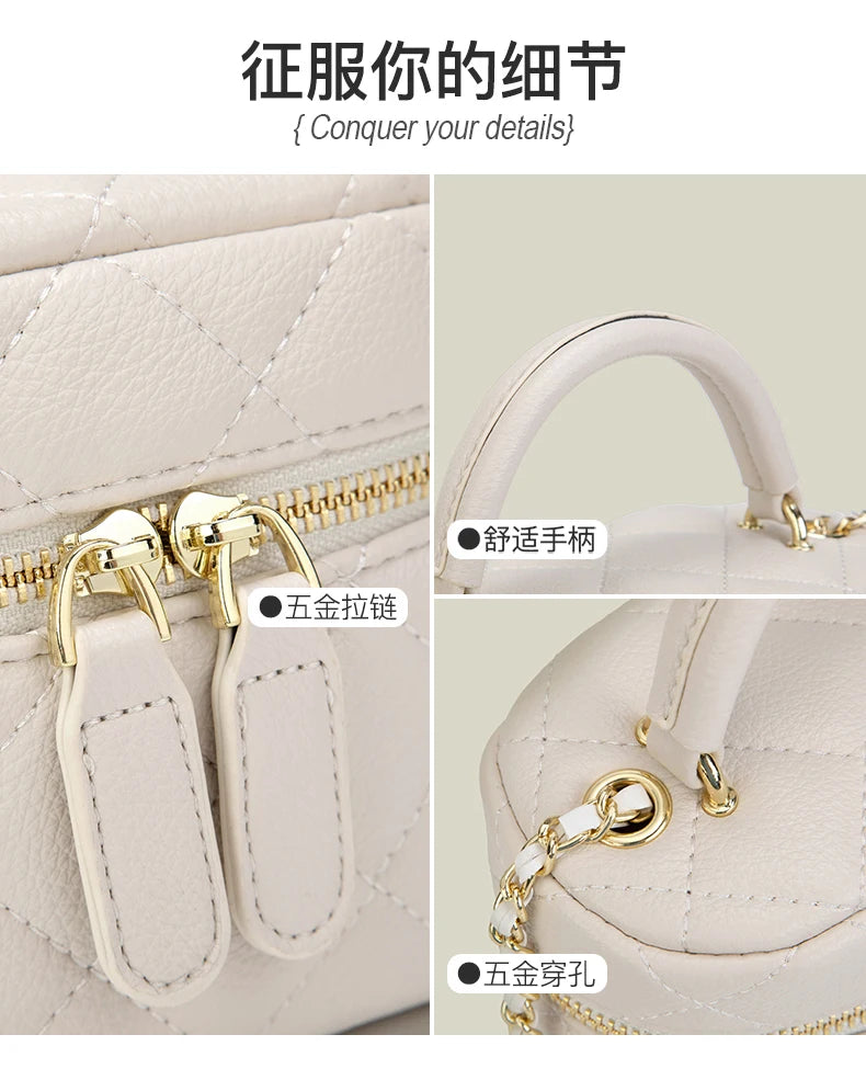 Gros plan d'un mini sac bandoulière en cuir beige matelassé avec quincaillerie et coutures dorées