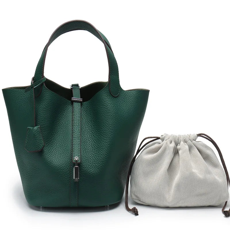 Dunkelgrüne Leder-Bucketbag neben einer hellgrauen Schnurtasche