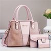 Bolso y cartera de piel de cocodrilo acolchado rosa exhibidos sobre una superficie blanca.