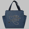Bolsa de almuerzo de lona aislada azul marino con un corazón bordado blanco y símbolo de enfermera.