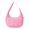Clutch de noche con lazo brillante rosa y textura acolchada.