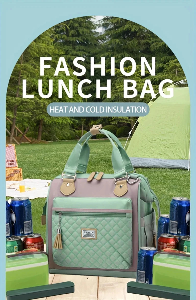 Une sac isotherme vert clair est montré à l'extérieur sur une surface en bois avec des contenants de boissons et de nourritur