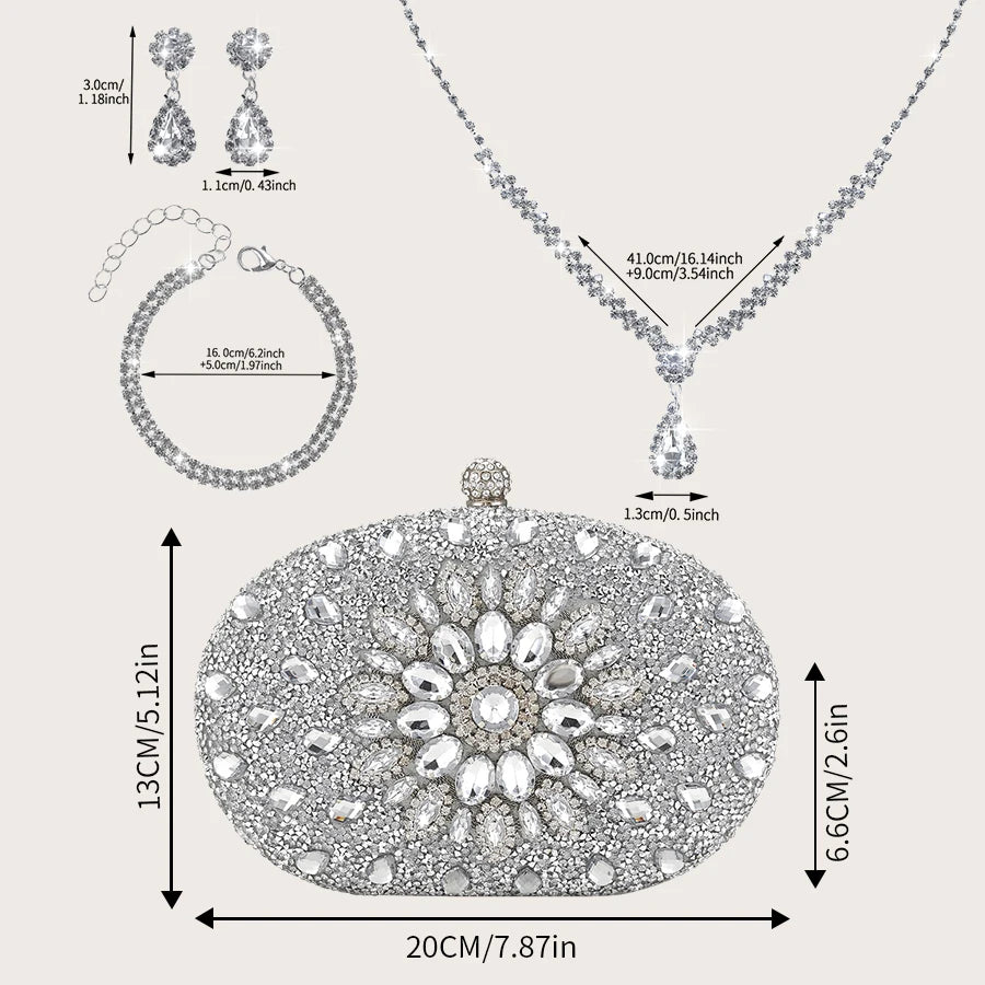 Vue rapprochée d'un sac pochette en strass scintillant avec des ornements semblables à des diamants.